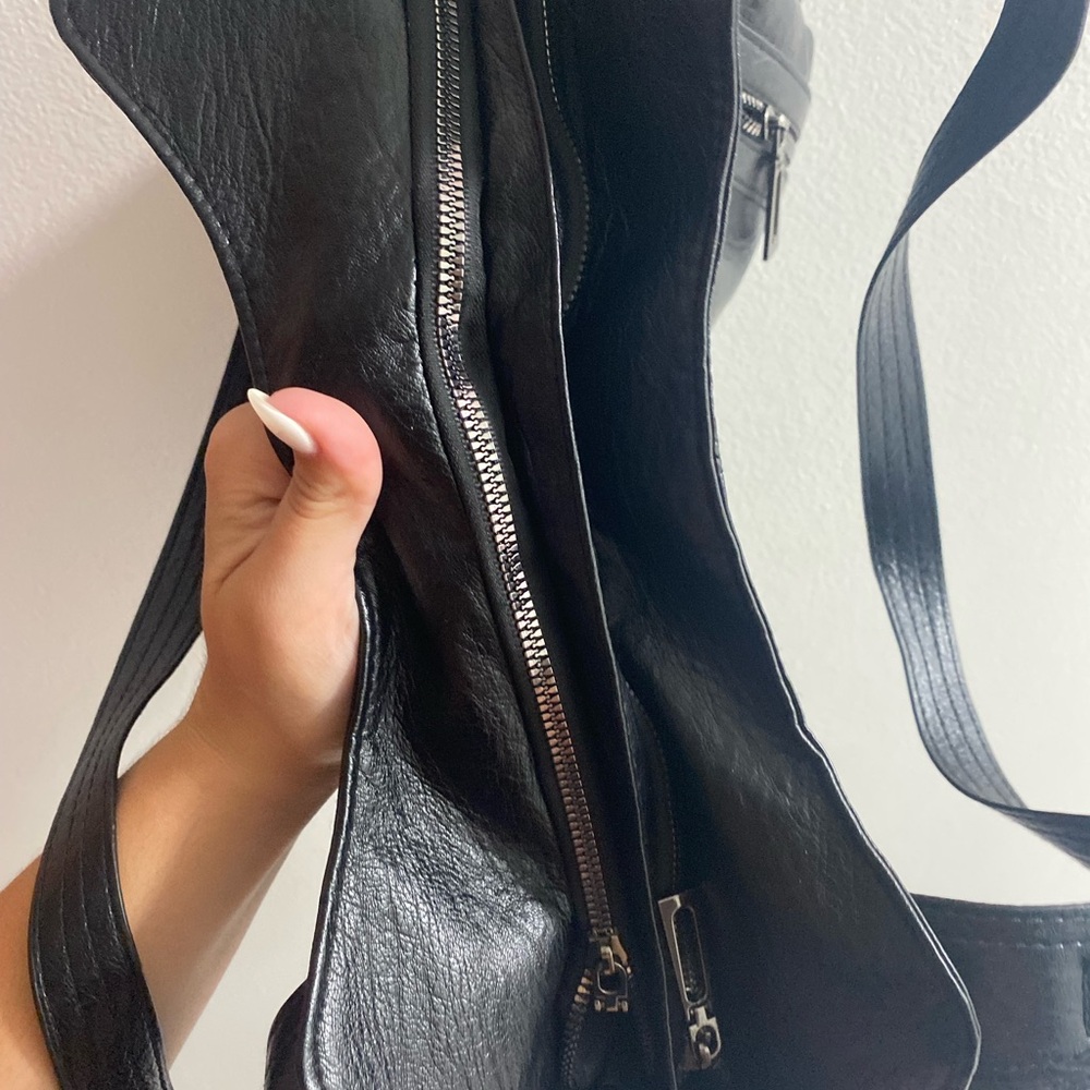 Classic Black Leather Shoulder Bag - Stylish Everyday Tote - Picture 3 of 3
